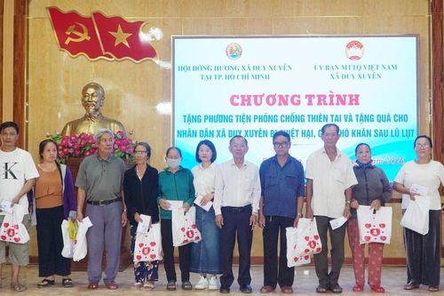 Đồng hương Duy Xuyên hỗ trợ 4 ca nô và 210 suất quà tại quê nhà
