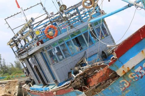 Giữa đầm Đạm Thủy, ngư dân gồng mình cứu tàu
