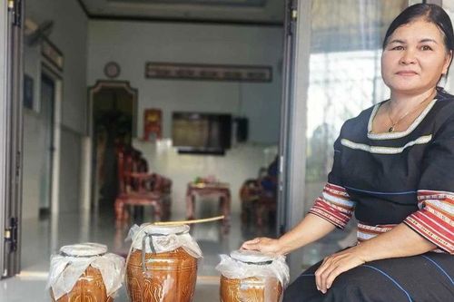 Giữ nghề truyền thống, tạo thu nhập từ rượu cần