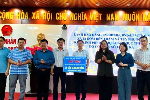 Xã Ia Dom ủng hộ xã Tuy Phước 50 triệu đồng khắc phục thiệt hại do bão số 13