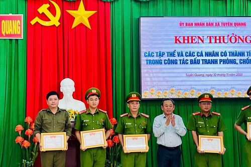 Xã Tuyên Quang khen thưởng tập thể, cá nhân có thành tích trong phòng, chống tội phạm
