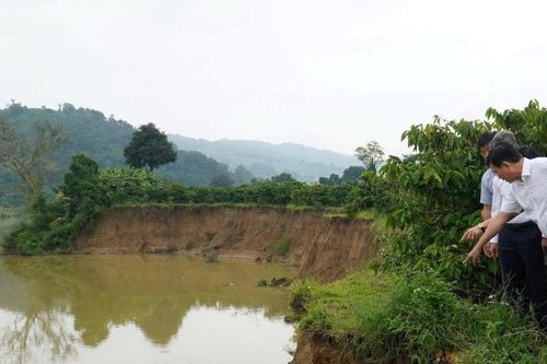 Chủ tịch UBND tỉnh Lâm Đồng Hồ Văn Mười kiểm tra tình hình sạt lở bờ sông Krông Nô