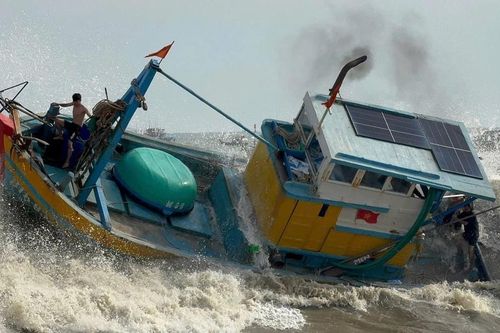 Liên tiếp 6 tàu cá bị chìm trong ngày 11/11 do sóng to, gió lớn
