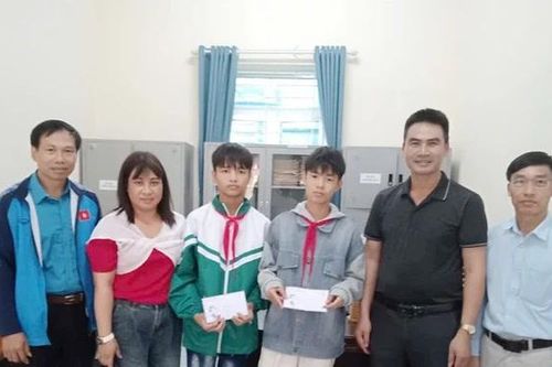 Nhặt được của rơi, 2 học sinh trả lại người đánh mất