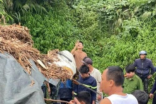 Cảnh sát cứu người bị mắc kẹt trong xe tải gặp nạn trên dốc Cun