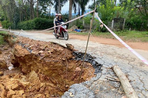 Xói lở, xuống cấp khiến đường Xuân Thủy tại phường Hà Giang 2 thiếu an toàn