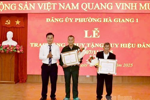 Trao tặng Huy hiệu Đảng cho 22 đảng viên phường Hà Giang 1
