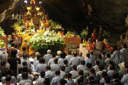Tròn 50 năm, Hòa thượng Thích Bảo Nghiêm thực hành hạnh nguyện lạy Ngũ bách danh tại động Hương Tích