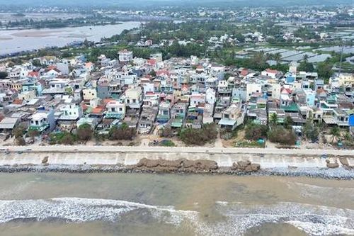 Kè biển giúp người dân Quảng Ngãi chống chọi với những con sóng dữ