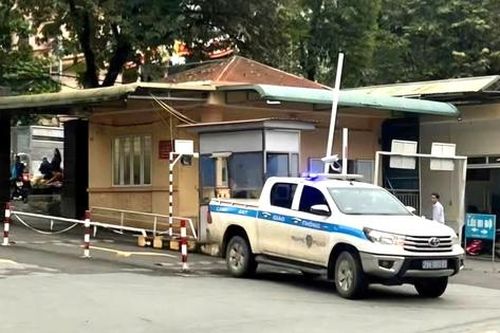 Phú Thọ: Cảnh sát giao thông dùng xe chuyên dụng đưa người bị đột quỵ đi cấp cứu