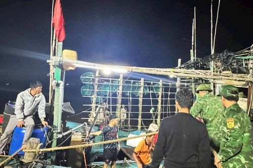Quảng Trị: Tàu cá bất ngờ chìm trên biển, 7 ngư dân được cứu kịp thời