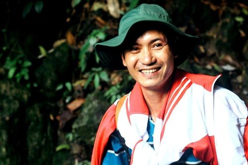 Sống như những đóa hoa: Bài 2: Chuyện thầy 'Vỹ khùng' 25 năm 'ăn cơm nhà, vác tù và hàng tổng'