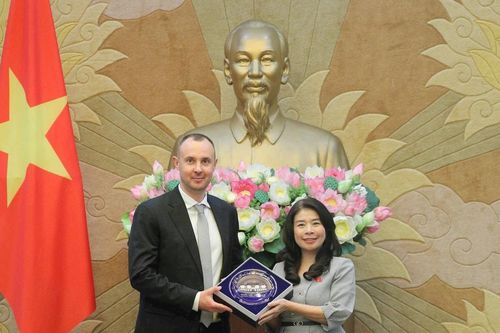 Phó Chủ nhiệm Văn phòng Quốc hội Lê Thu Hà tiếp Trưởng đại diện tổ chức HSF tại Việt Nam