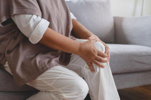 Vì sao thời tiết nồm ẩm thường gây đau xương khớp?