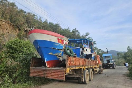 Sau bão số 13, ngư dân Đắk Lắk chạy đua sửa thuyền để vươn khơi trở lại