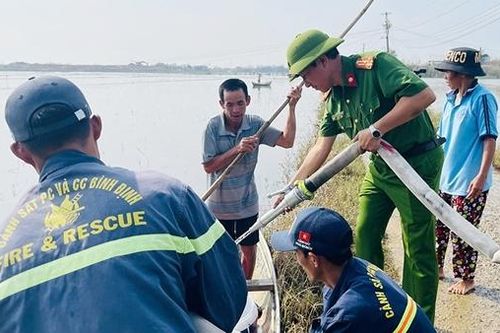 Lực lượng cảnh sát PCCC Công an tỉnh Gia Lai tiếp nước sạch cho người dân sau lũ