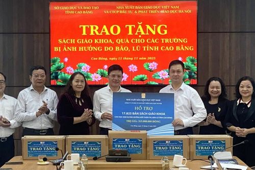 Nhà Xuất bản Giáo dục Việt Nam tặng sách giáo khoa, quà cho các trường học trên địa bàn tỉnh