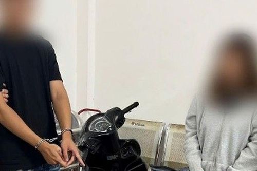 Hình ảnh nam thanh niên tàng trữ cần sa khi chở bạn đi dạo phố