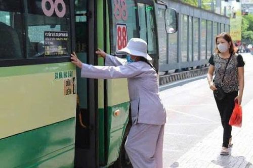 TPHCM: Người cao tuổi được nhận vé xe buýt miễn phí tự động qua CCCD hoặc VNeID