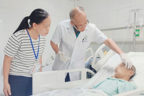 Người đàn ông vỡ nát mặt sau cú ngã trong thang máy