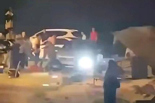 Nghi vấn tài xế bị nhóm người tấn công vì quay cảnh đốt pháo không chịu xóa clip