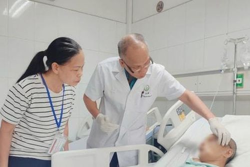 Cú ngã kinh hoàng trong thang máy: Người đàn ông 65 tuổi may mắn 'giữ lại được gương mặt'