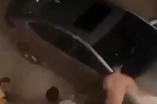 Clip ô tô lao vào nhóm thanh niên nghi do mâu thuẫn chụp ảnh đốt pháo