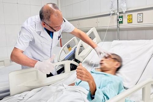 Mổ cấp cứu trong đêm cứu gương mặt 'bửa đôi' của người đàn ông ngã vào hố thang máy