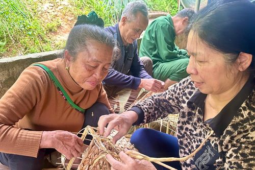 Nghề đan bèo tây… đi Tây
