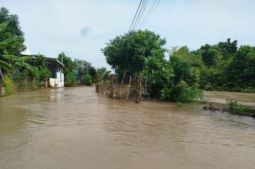 Lũ bất ngờ đổ về trong đêm, nhiều nhà dân ở Lâm Đồng ngập sâu