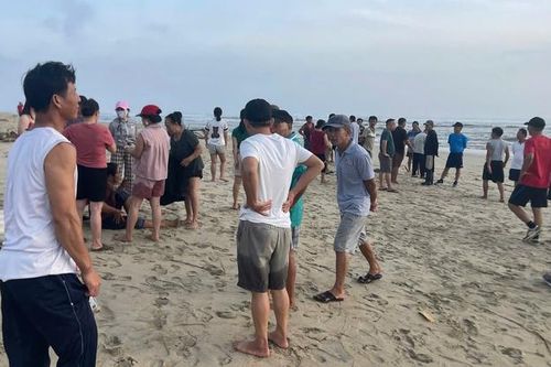 Trưởng thôn cùng người dân dũng cảm cứu vợ chồng bị chìm ghe giữa sóng lớn