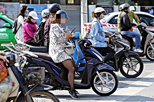 Cục CSGT thông tin về việc dừng đèn đỏ dùng điện thoại bị phạt