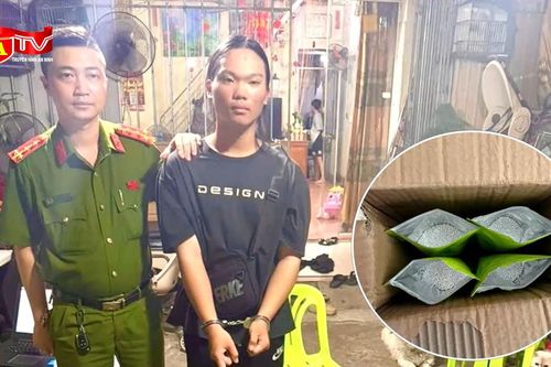 Khởi tố đối tượng giấu hàng chục kg bạc trị giá tiền tỷ dưới đế giày