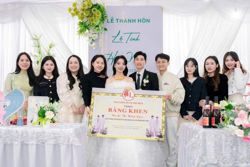 Nhóm bạn thân tặng cô dâu 1 cây vàng và 'bằng khen lấy chồng'