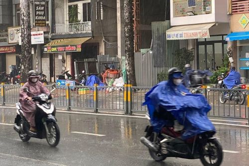 Bầu trời TP.HCM tối sầm, mưa lớn sáng sớm