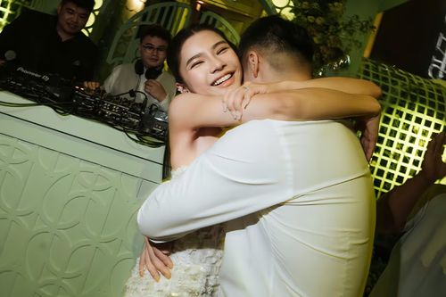 Giới trẻ Trung Quốc kết hôn ở núi tuyết, ga tàu và hộp đêm