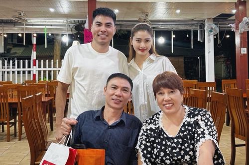 Đức Huy đưa bạn gái MC đi du lịch với bố mẹ