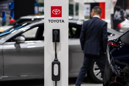Nhu cầu xe điện xuống thấp, Toyota hoãn xây nhà máy pin mới