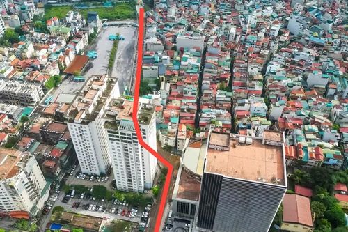 Cận cảnh tuyến đường 'độc nhất vô nhị' lách giữa 2 tòa chung cư ở trung tâm Hà Nội