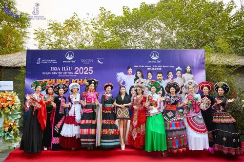 'Hoa hậu Du lịch Dân tộc Việt Nam 2025' gây ấn tượng khi trình diễn thời trang trên cầu kính dài nhất thế giới ở Mộc Châu