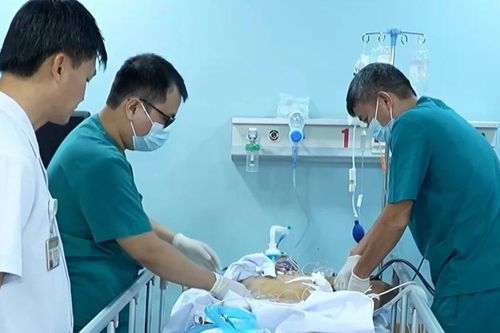 Thực hiện thành công ca phẫu thuật mở ngực giữa Trường Sa Lớn