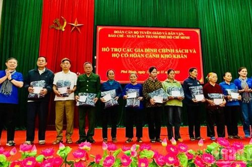 Tặng quà cho gia đình chính sách, hộ có hoàn cảnh khó khăn tại Thái Nguyên