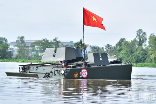 'Voi sắt' luyện bơi