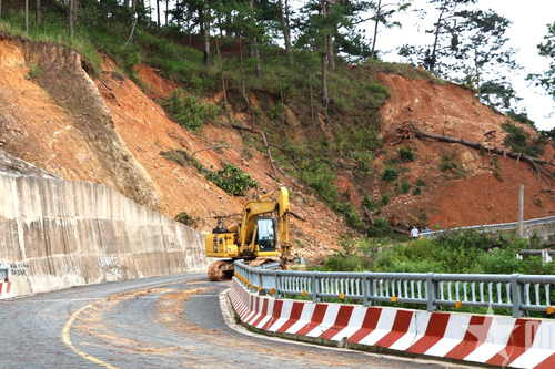 Lâm Đồng ban lệnh khẩn cấp khắc phục sạt lở đèo D'Ran và đèo Gia Bắc