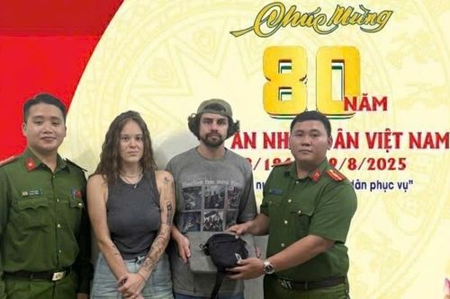 Công an phường trao trả tài sản cho du khách quốc tịch Nga