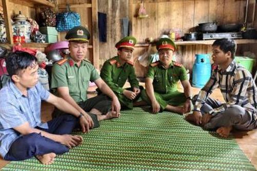 Thăm hỏi, trao quà bà con trong biệt lập giữa đại ngàn sau mưa lũ