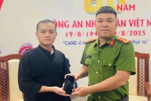 Trao trả tài sản đánh rơi cho người dân
