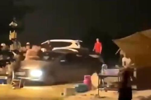 Điều tra vụ nhóm người vây đập phá ô-tô