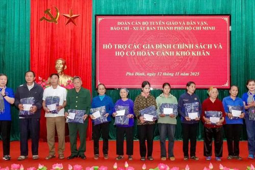Đoàn công tác TPHCM tặng quà các hộ khó khăn, gia đình chính sách tại Thái Nguyên