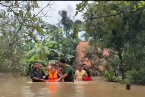 Đồng Nai: Giải cứu 2 cụ bà khỏi vùng ngập sâu do mưa lũ